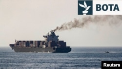 Forcat amerikane patrullojnë pranë anijes me mallra, me flamur iranian, M/V Touska, pasi ajo u sekuestrua nga forcat amerikane më 19 prill në Gjirin e Omanit.