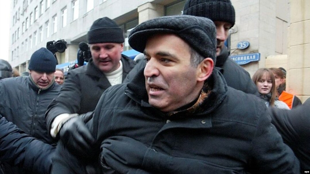Как выдающийся шахматист, Каспаров должен знать: не все фигуры могут ходить по доске, как им угодно