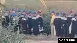Türkmen esgerleri şu ýyl pagta meýdanlarynda harby eşiklerinde däl-de, eýsem ýörite gara eşiklerde işleýärler. Türkmenistan, oktýabr, 2026.