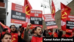 Članovi Turske revolucionarne radničke stranke prisustvuju protestu protiv napada na Iran