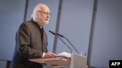 Scriitorul maghiar Laszlo Krasznahorkai ține un discurs la ceremonia de decernare a „Premiului de stat austriac pentru literatură europeană”, pe 26 iulie 2021, la Salzburg, Austria.