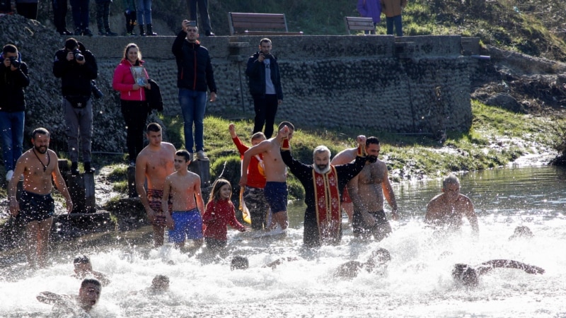 Uprkos zabrani masovnih skupova, vjernici u Crnoj Gori plivali na Bogojavljenje