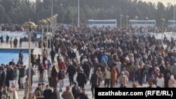 Baýram namazyna gelen ýaşaýjylar. 20-nji mart, 2026 ý. Aşgabat