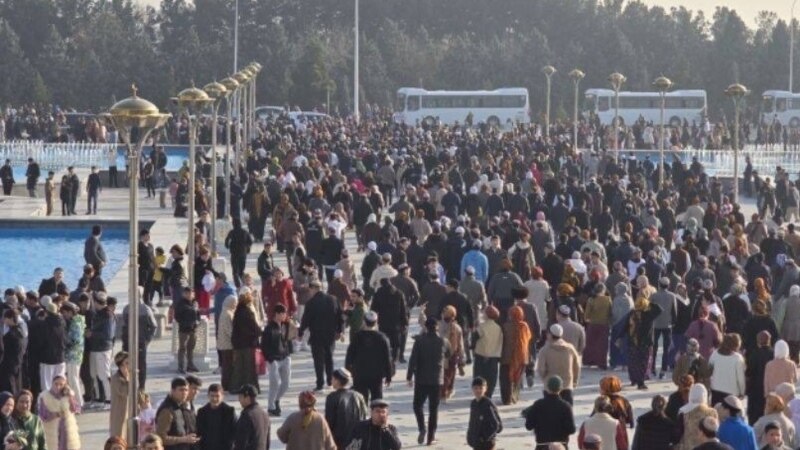Aşgabadyň metjitlerinde baýram namazyny okamaga müňlerçe adam gatnaşdy, metjitlere we köçelere güýç gulluklarynyň ýüzlerçesi ýerleşdirildi