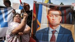 معترضان در حال انتقال سرگی فورگال والی پیشین خاباروفسک که از سوی حکومت روسیه بازداشت شده است.