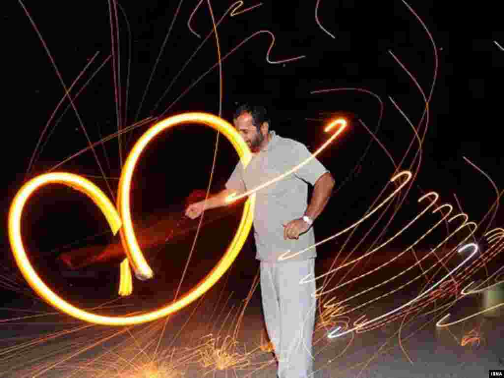 Iran - Tradicionalni vatromet uoči Norouza, iranske Nove godine,16.03.2010.