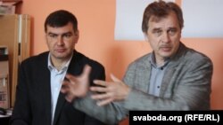 Анатоль Лябедзька (справа) і яго намесьнік Уладзімер Вуек на прэсавай канфэрэнцыі ў Берасьці