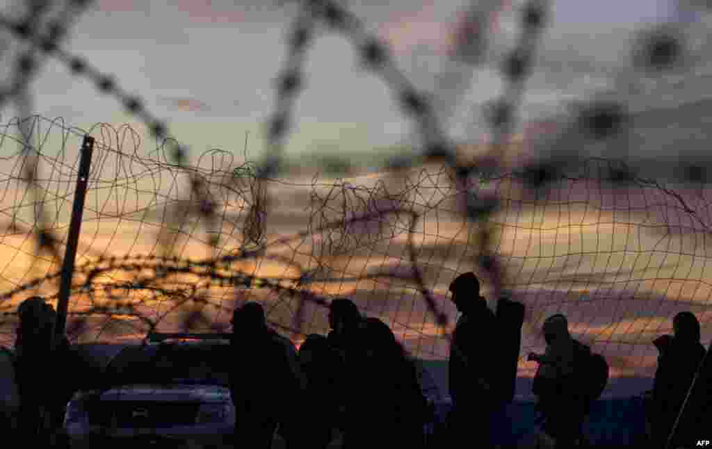 Migrants and refugees cross the Greece-Macedonia border near Gevgelija. (AFP/NIkolay Doychinov)