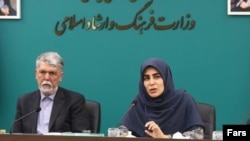 نادره رضایی در کنار عباس صالحی، وزیر فرهنگ و ارشاد اسلامی ایران