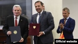 Германскиот амбасадор Томас Герберих и министерот за внатрешни работи Оливер Спасовски потпишаа договор за меѓусебно признавање на возачките дозволи на Германија и Македонија 