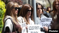 Armenia - Supporters of Davit Minasian rally outside prosecutors' headquarters in Yerevan to demand his release from custody, April 9, 2026.