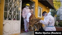 Србија- медицински лица изнесуваат пацинет заболен со Ковид19