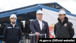 Вице-премьер российского правительства Крыма Евгений Кабанов запускает насосную станцию Бештерек-Зуйского водовода, 18 марта 2021 года
