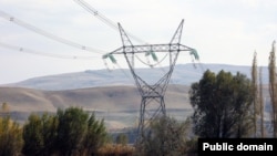 CASA-1000 долбоорунун алкагында Кыргызстанда орнотулган электр мамылары. (архив)