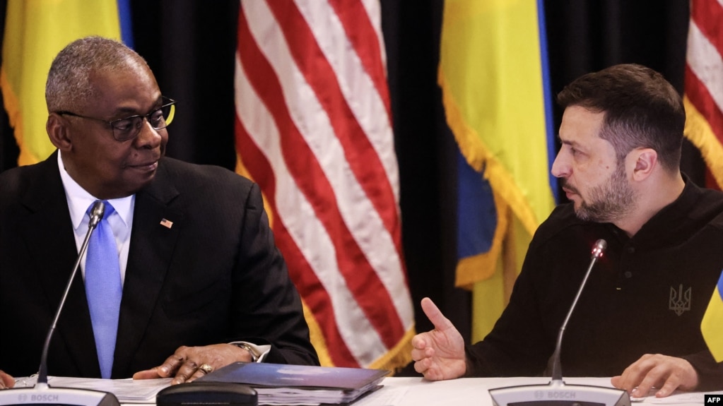 U.S. Secretary of Defense Lloyd Austin (left) and Ukrainian President Volodymyr Zelenskiy attend a previous meeting of the Ukraine Defense Contact Group meeting on September 6.