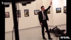 Кадр видео о выстрелах в посла России в Турции. Мужчиной с пистолетом оказался Мевлют Мерт Алтынташ, сотрудник полиции Анкары. 