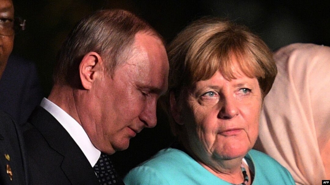 Russian President Vladimir Putin and German Chancellor Angela Merkel at the G20