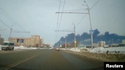 ხანძრით გამოწვეული კვამლი რუსეთის სახელმწიფო კომპანია „ტრანსნეფტის“ საქაჩი სადგურის, „კალეიკინოს“ რაიონში. 2026 წლის 23 თებერვალი