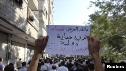 В Сирии продолжаются антиправительственные выступления. Демонстранты призывают международное сообщество вмешаться, чтобы защитить сирийский народ от "банд Башара".