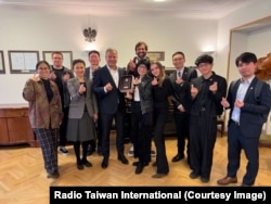 Представники Radio Taiwan International на зустрічі з директором Польського радіо Павлом Майхером дорогою до України. Польща, травень 2026 року