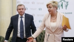 Ուկրաինայի Ազգային բանկի նախագահ Վալերիա Գոնտարևա և նրա տեղակալ Յակիվ Սմոլիյ, Կիև, ապրիլ, 2017թ․