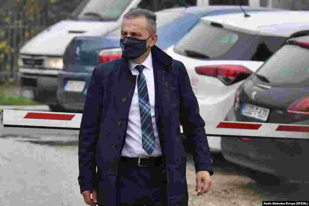 БОСНА И ХЕРЦЕГОВИНА - Босанската полиција го уапси шефот на Агенцијата за разузнавање, Осман Мехмедагиќ во рамки на истрагата што вклучува перење пари и фалсификување документи. Тој е приведен на барање на државните обвинители под сомнение за злоупотреба на положба, фалсификување документи за лична идентификација и перење пари, изјави портпаролот на полицијата во Сараево, Мирза Хаџиабдиќ.