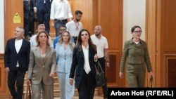 Vlora Çitaku (në qendër) dhe kolegë të saj nga Partia Demokratike e Kosovës.