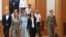 Vlora Çitaku (në qendër) dhe kolegë të saj nga Partia Demokratike e Kosovës.
