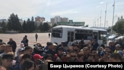 Протестующие на площади Советов в Улан-Удэ, 9 сентября 2019 года.