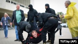 بازداشت یک معترض از سوی پولیس بلاروس در مینسک 