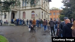 Coadă la o secție de votare din Parma, Italia, în primul tur al alegerilor prezidențiale din 20 octombrie.