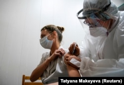 Про реєстрацію першої у світі вакцини від COVID-19 вже заявили в Росії. Медичні експерти поставили під сумнів реєстрацію вакцини «Спутнік-V», бо третя, остання фаза випробувань вакцини ще не завершена