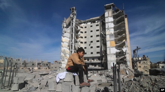 ویرانی برج ۱۲ طبقه مسکونی در شهر رفح بعد از حمله هوایی اسرائیل