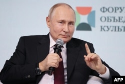 "Puno je problema pred ruskim predsjednikom Vladimirom Putinom", tvrdi Ignatius.