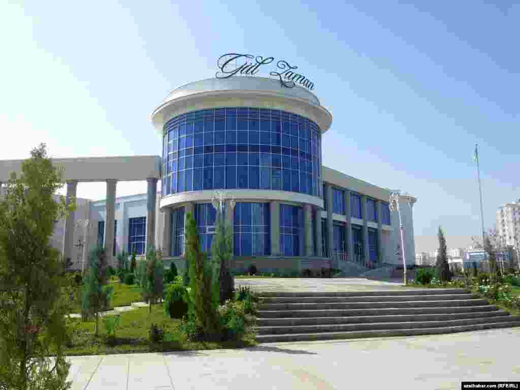 Aşgabadyň "Bitaraplyk" şaýolynyň ugrundaky boş binalaryň biri