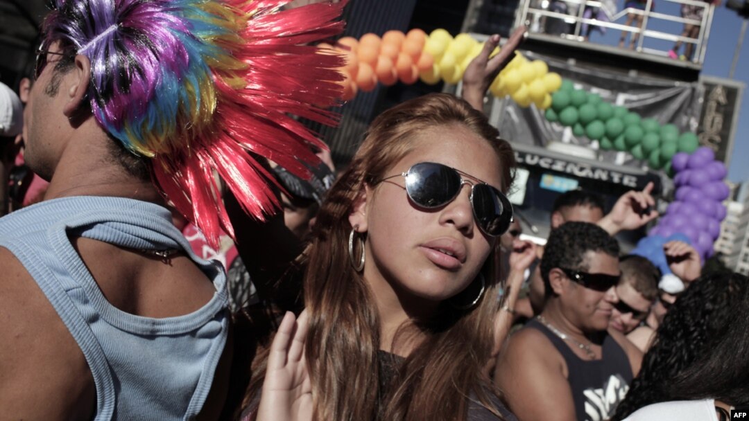 Homoseksualların hər il Brazilyada keçirdiyi iftixar yürüşü. San Paulo, 6 iyun 2010