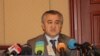 Муваққат ҳукумат раиси ўринбосари Ўмурбек Текебаев янги Конституция қирғиз, рус ва ўзбек тилларида 1,5 миллион нусҳада чоп этилишини билдирди.