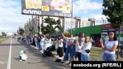 Sute de femei au format la Minsk un lanț uman al solidarității. 13 august 2020