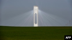 O fotografie realizată pe 27 februarie 2026 arată turnul centralei solare Atlantica din Sanlucar La Mayor (Spania).