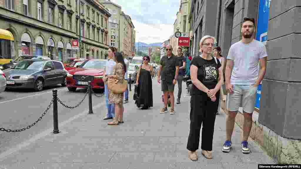 Za stanovnike Sarajeva, koji su sami proživjeli četverogodišnju opsadu tokom rata, ova godišnjica predstavlja traumatičan podsjetnik na stradanja.
