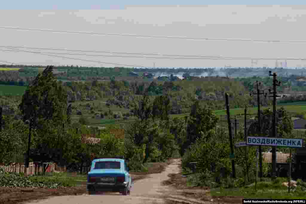 В липні 2024 розпочались бої за село Воздвиженка, неподалік траси Покровськ &ndash; Костянтинівка. Незадовго до цього, у травні, кореспондент Радіо Свобода сфотографував наслідки обстрілу сільськогосподарського підприємства біля Воздвиженки. Станом на січень 2025-го Воздвиженка вже перебувала в окупації