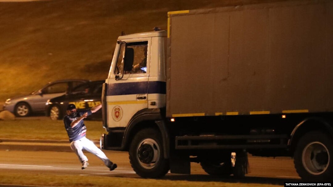 Un camion al poliției lovește un protestatar în Belarus 