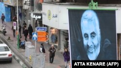 Portreti i gjeneralit të vrarë iranian, Qasem Soleimani, është vendosur në Teheran. 