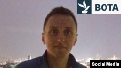 Denis Obrezko punoi për Shërbimin Federal të Sigurisë (FSB) të Rusisë dhe për Ministrinë e Situatave të Emergjencës.