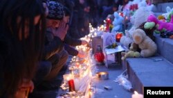 Armenia -- People light candles during a memorial ceremony for six-month-old boy Seryozha Avetisian on Liberty Square in Yerevan, January 20, 2015