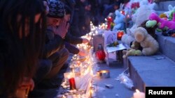 Armenia -- People light candles during a memorial ceremony for six-month-old boy Seryozha Avetisian on Liberty Square in Yerevan, January 20, 2015