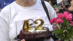 Шарики, торт, полицейский патруль: как в Москве поздравляли Сенцова (видео)