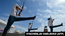 Шествие Почетного караула Кыргызстана во время смены караула в честь 29-й годовщины независимости Кыргызстана от Советского Союза на площади Ала-Тоо в Бишкеке, 31 августа 2020 года. 
