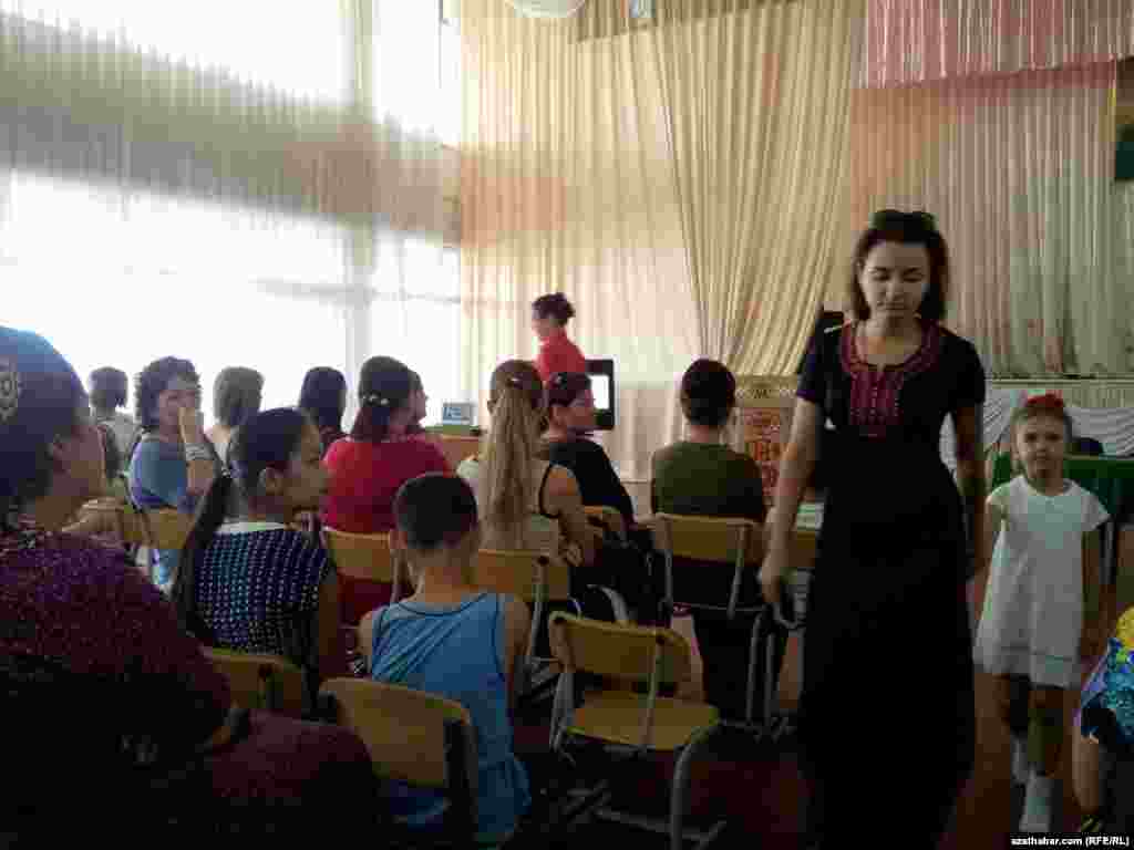 Aşgabadyň mekdepleriniň birinde ene-atalar ýygnagy geçirilýär.