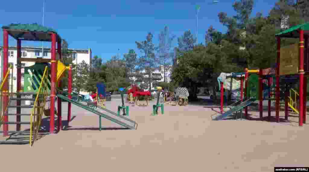 Aşgabatda çagalaryň oýun meýdançasynda öý goşlary asylypdyr
